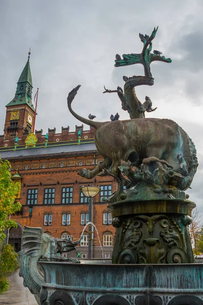 COPENHAGEN, DENMARK: A beautiful fountain with a bronze sculpture of a bull and a dragon. City Hall — Stock Photo, Image