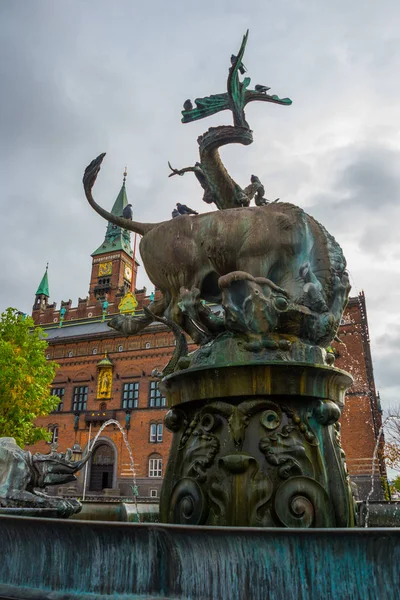 COPENAGEN, DANIMARCA: Una bella fontana con una scultura in bronzo di un toro e un drago. Municipio — Foto Stock