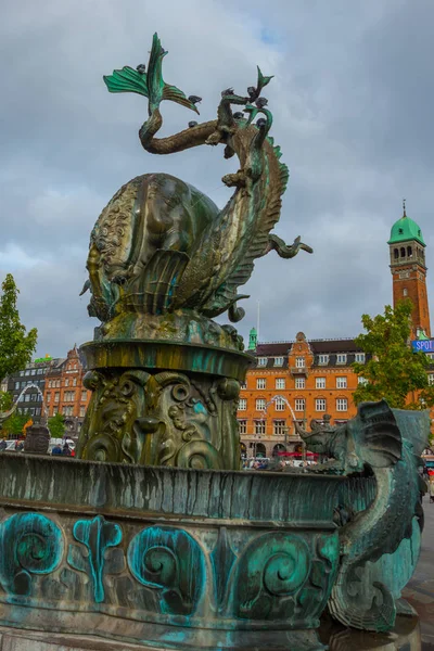 COPENHAGEN, DENMARK: A beautiful fountain with a bronze sculpture of a bull and a dragon. City Hall — Stock Photo, Image