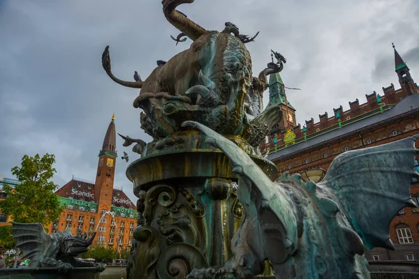 COPENHAGEN, DINAMARCA: Una hermosa fuente con una escultura de bronce de un toro y un dragón. Ayuntamiento — Foto de Stock