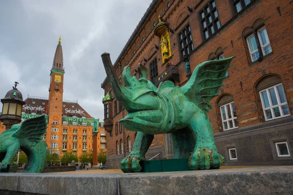 COPENHAGEN, DINAMARCA: Estatua de dragón de bronce frente al Ayuntamiento de Copenhague, Dinamarca — Foto de Stock