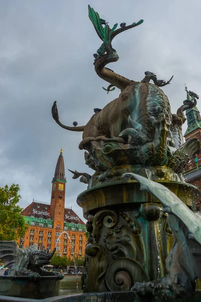 COPENHAGEN, DENMARK: A beautiful fountain with a bronze sculpture of a bull and a dragon. City Hall — Stock Photo, Image