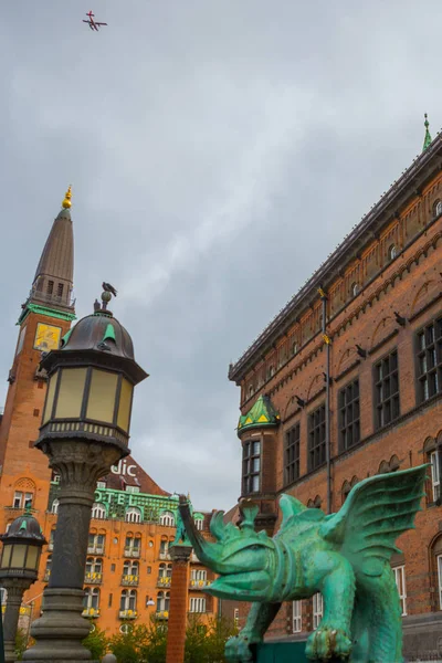 COPENHAGEN, DINAMARCA: Estatua de dragón de bronce frente al Ayuntamiento de Copenhague, Dinamarca — Foto de Stock