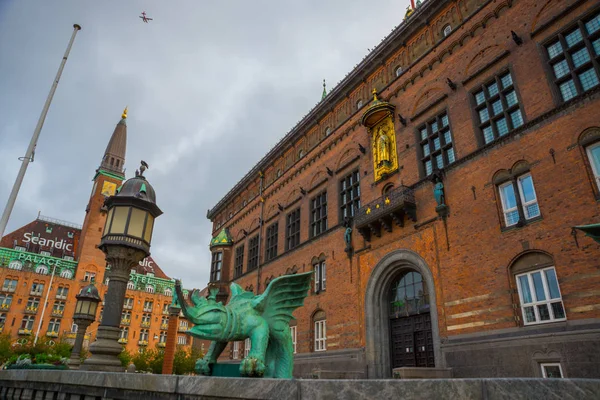 COPENHAGEN, DINAMARCA: Estatua de dragón de bronce frente al Ayuntamiento de Copenhague, Dinamarca — Foto de Stock