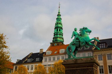 Kopenhag, Danimarka: Hojbro Plads 'taki Piskopos Absalon Heykeli.