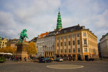 Kopenhag, Danimarka: Hojbro Plads 'taki Piskopos Absalon Heykeli.