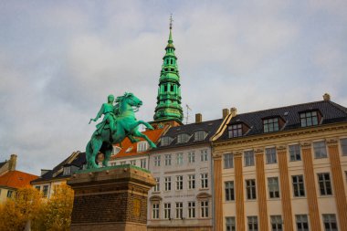 Kopenhag, Danimarka: Hojbro Plads 'taki Piskopos Absalon Heykeli.