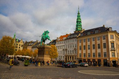Kopenhag, Danimarka: Hojbro Plads 'taki Piskopos Absalon Heykeli.