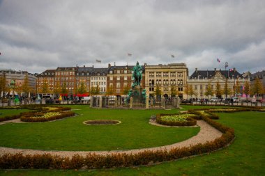 Kopenhag, Danimarka: Kongens Nytorv - Kopenhag, Danimarka 'da halk meydanı. Hristiyan V 'in binicilik heykeli.