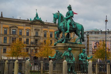 Kopenhag, Danimarka: Kongens Nytorv - Kopenhag, Danimarka 'da halk meydanı. Hristiyan V 'in binicilik heykeli.