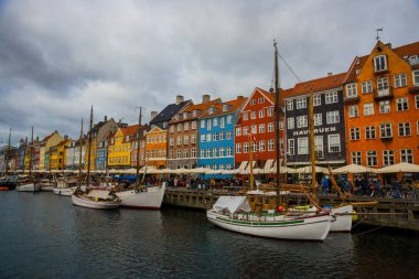 Kopenhag, Danimarka: Danimarka 'nın orta Kopenhag kentindeki eski Nyhavn limanının görüntüsü.