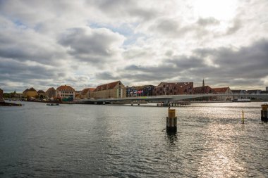Kopenhag, Danimarka: Rıhtımdan binalara ve nehre kadar güzel panoramik manzara.