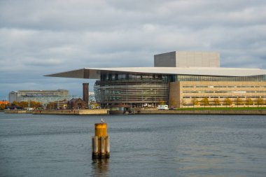 Kopenhag, Danimarka Opera Binası. Kopenhag 'ın ortasındaki Holmen adasında yer almaktadır..