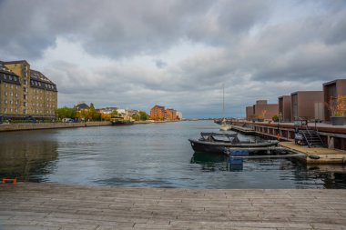 Kopenhag, Danimarka: Rıhtımdan binalara, teknelere ve nehre kadar güzel panoramik manzara.