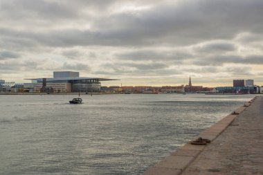 Kopenhag, Danimarka Opera Binası. Kopenhag 'ın ortasındaki Holmen adasında yer almaktadır..