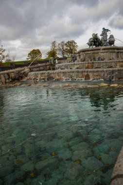 Kopenhag, Danimarka: Gefjun 'daki Gefion Çeşmesi dört oğlunu öküze çevirdi