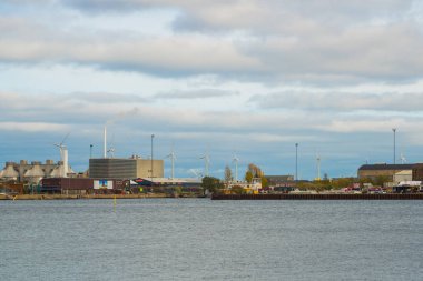 Kopenhag, Danimarka: Ufukta beyaz yel değirmenleri görünüyor. Rıhtımdan güzel panoramik manzara