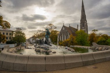 Kopenhag, Danimarka St. Alban Kilisesi. Gefjun 'daki Gefion Çeşmesi dört oğlunu öküze çevirdi.