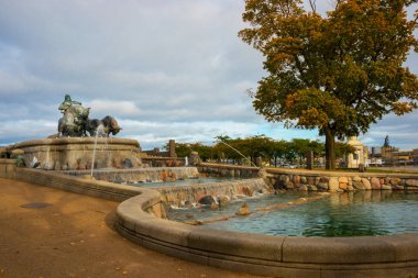 Kopenhag, Danimarka: Gefjun 'daki Gefion Çeşmesi dört oğlunu öküze çevirdi