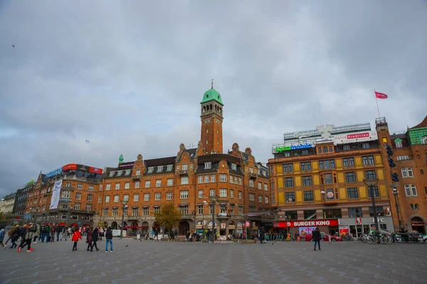 デンマーク・コペンハーゲン市役所広場（The City Hall Square）は、デンマーク・コペンハーゲンの中心部にある広場。. — ストック写真