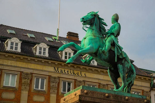 COPENHAGEN, DINAMARCA: Estatua del Obispo Absalón en las Plads de Hojbro . — Foto de Stock