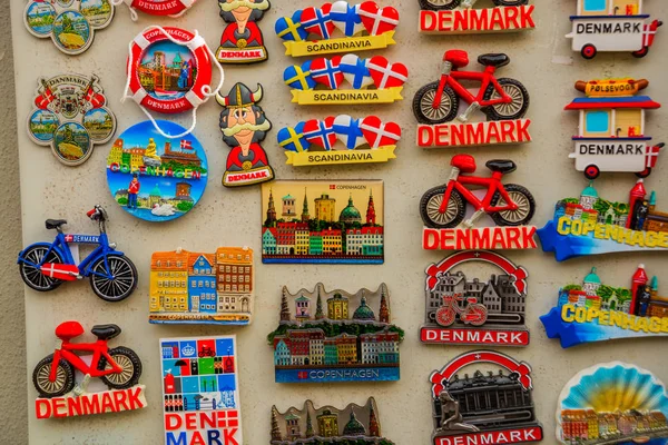 Koppenhága, Dánia: Ajándékbolt tábla mágnesekkel. — Stock Fotó