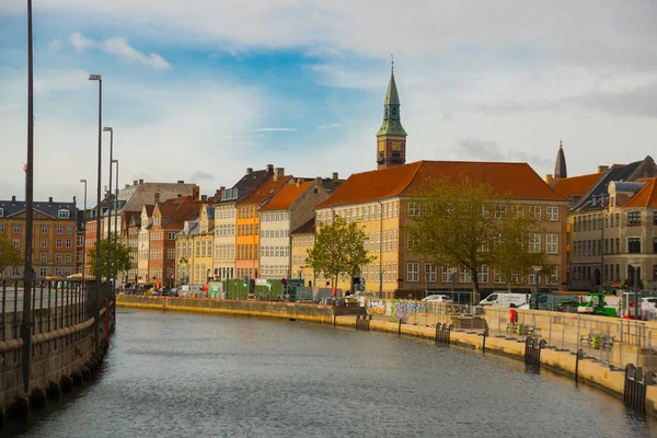 デンマークのコペンゲン:旧市街と時計塔がある市内中心部の運河の美しい風景. — ストック写真