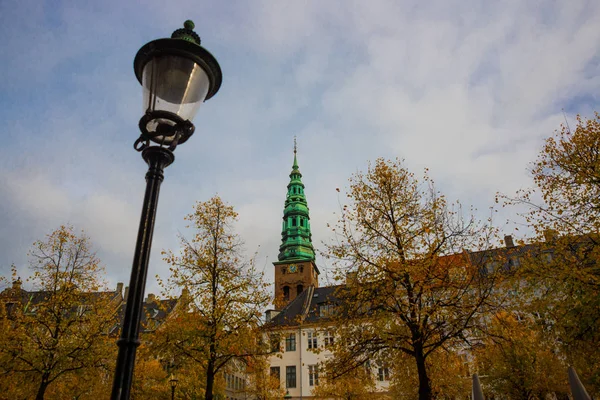 COPENHAGEN, DENMARK: View of the landmark green spire of the former St. Nicholas Church, now Nikolaj Contemporary Art Center in Copenhagen. Nikolaj Kunsthal — Stock Photo, Image