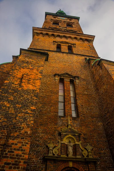 COPENHAGEN, DENMARK: View of the landmark green spire of the former St. Nicholas Church, now Nikolaj Contemporary Art Center in Copenhagen. Nikolaj Kunsthal — Stock Photo, Image