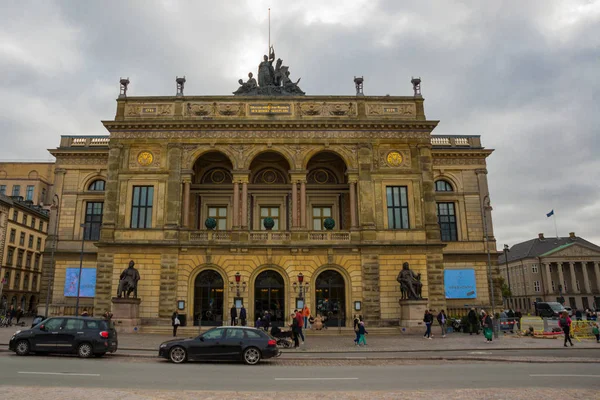 Kopenhaga, Dania: Zewnętrzna fasada Royal Danish Theatre w częściowo pochmurny dzień w historycznym centrum Kopenhagi, Dania. — Zdjęcie stockowe
