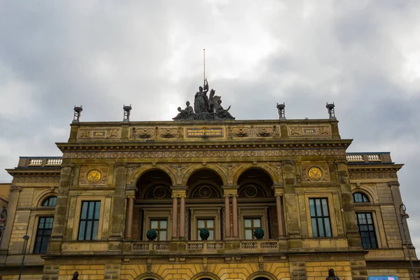 Kopenhagen, Denemarken: De buitengevel van het Koninklijk Deens Theater op een deels bewolkte dag in het historische centrum van Kopenhagen, Denemarken. — Stockfoto