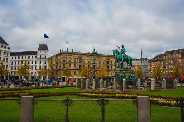 COPENHAGEN, DINAMARCA: Kongens Nytorv - plaza pública en Copenhague, Dinamarca. La estatua ecuestre de Cristián V . — Foto de Stock