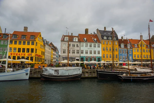 COPENHAGEN, DINAMARCA: Vista do antigo porto de Nyhavn, no centro de Copenhaga, Dinamarca . — Fotografia de Stock