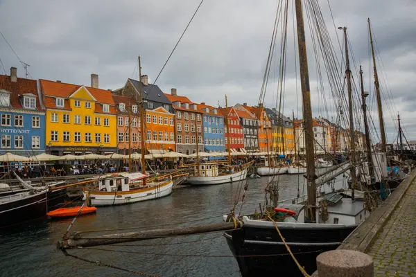 Köpenhamn, Danmark: Utsikt över den gamla hamnen Nyhavn i centrala Köpenhamn, Danmark. — Stockfoto