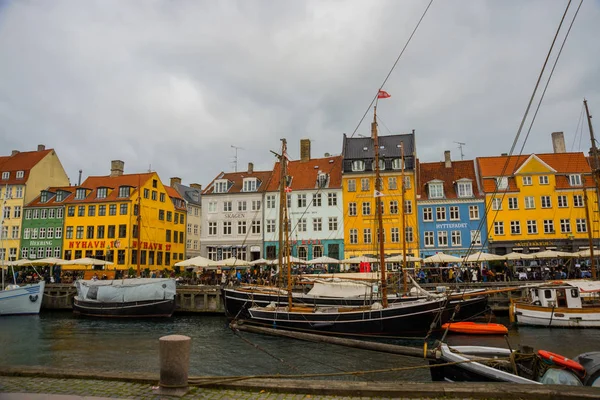 COPENHAGEN, DINAMARCA: Vista do antigo porto de Nyhavn, no centro de Copenhaga, Dinamarca . — Fotografia de Stock