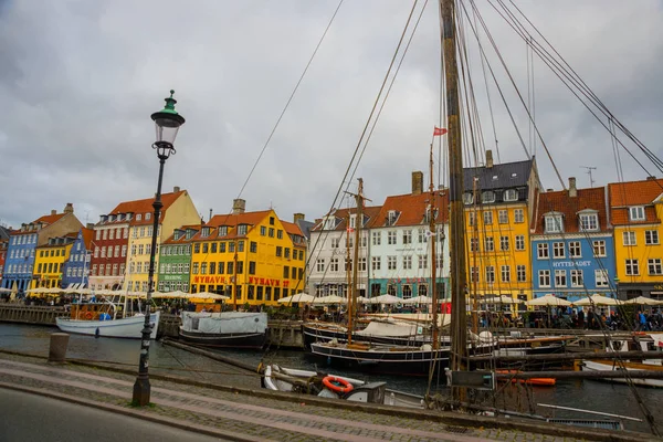 Köpenhamn, Danmark: Utsikt över den gamla hamnen Nyhavn i centrala Köpenhamn, Danmark. — Stockfoto