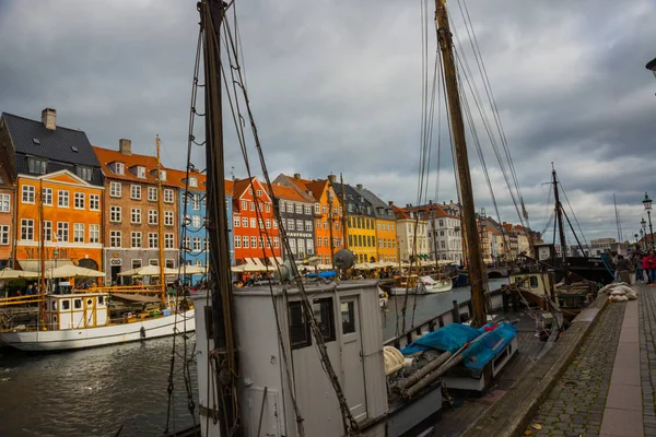 COPENHAGEN, DINAMARCA: Vista del antiguo puerto de Nyhavn en el centro de Copenhague, Dinamarca . — Foto de Stock