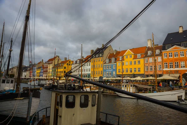 COPENHAGEN, DINAMARCA: Vista do antigo porto de Nyhavn, no centro de Copenhaga, Dinamarca . — Fotografia de Stock