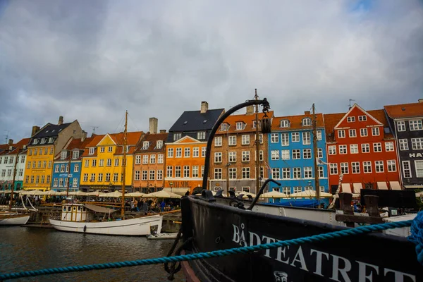 COPENHAGEN, DINAMARCA: Vista do antigo porto de Nyhavn, no centro de Copenhaga, Dinamarca . — Fotografia de Stock