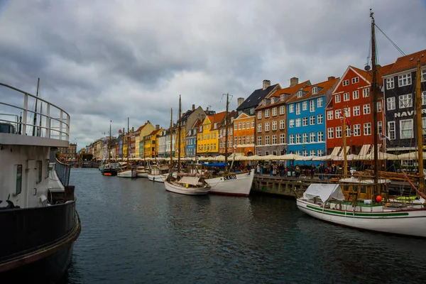 Köpenhamn, Danmark: Utsikt över den gamla hamnen Nyhavn i centrala Köpenhamn, Danmark. — Stockfoto