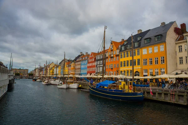 Köpenhamn, Danmark: Utsikt över den gamla hamnen Nyhavn i centrala Köpenhamn, Danmark. — Stockfoto