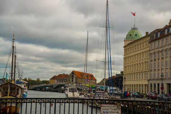 Kopenhagen, Dänemark: Blick auf den alten Hafen von Nyhavn im Zentrum Kopenhagens, Dänemark. — Stockfoto