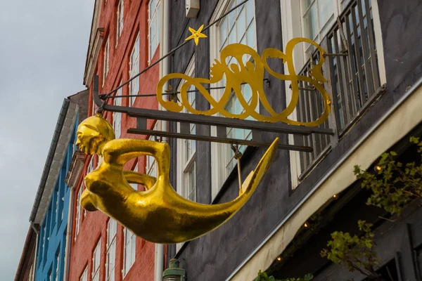 COPENHAGEN, DINAMARCA: Estatua dorada de una mujer. Hermosos edificios en el centro del casco antiguo de la capital de Dinamarca, Copenhague — Foto de Stock