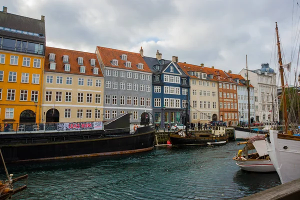COPENHAGEN, DINAMARCA: Vista do antigo porto de Nyhavn, no centro de Copenhaga, Dinamarca . — Fotografia de Stock