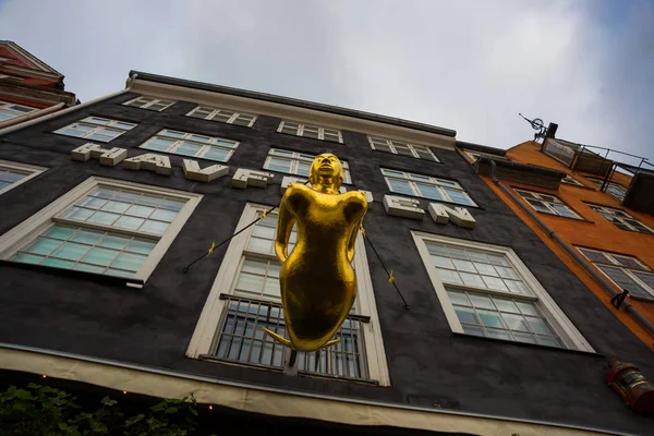 Kopenhagen, Dänemark: goldene Statue einer Frau. schöne gebäude im zentrum der altstadt die hauptstadt von dänemark, kopenhagen — Stockfoto