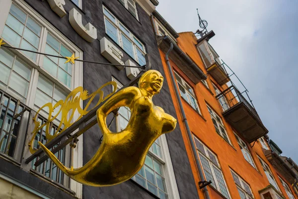 Kopenhagen, Dänemark: goldene Statue einer Frau. schöne gebäude im zentrum der altstadt die hauptstadt von dänemark, kopenhagen — Stockfoto