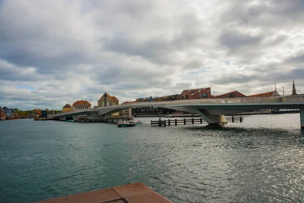 Koppenhága, Dánia: Gyönyörű panoráma a vízpartról az épületekre és a folyóra. — Stock Fotó