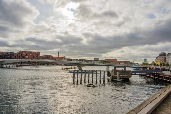 КОПЕНГАГЕН, ДАНИЯ: Панорамный вид с набережной на здания и реку . — стоковое фото