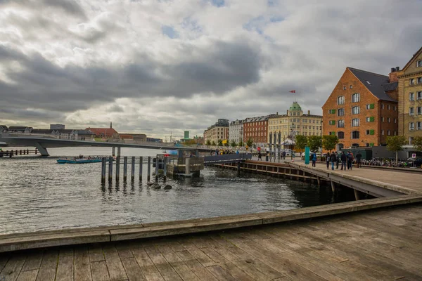 COPENHAGEN, DENMARK: Beautiful panoramic view from the waterfront to the buildings and the river. — Stock Photo, Image