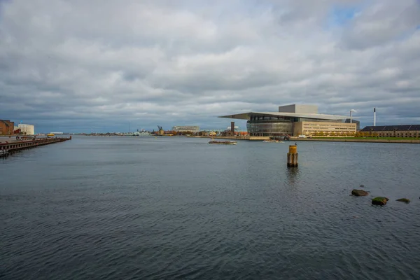 КОПЕНГАГЕН, ДАНИЯ: Оперный театр. Он расположен на острове Холмен в центре Копенгагена . — стоковое фото